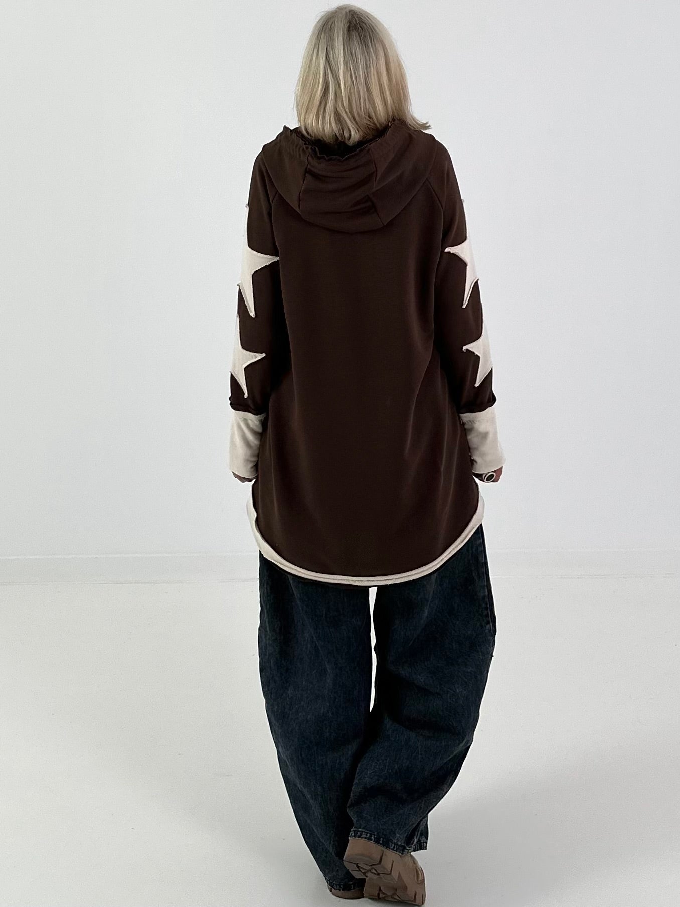 Casual long hoodie with thumb holes and trendy star elements - chocolate