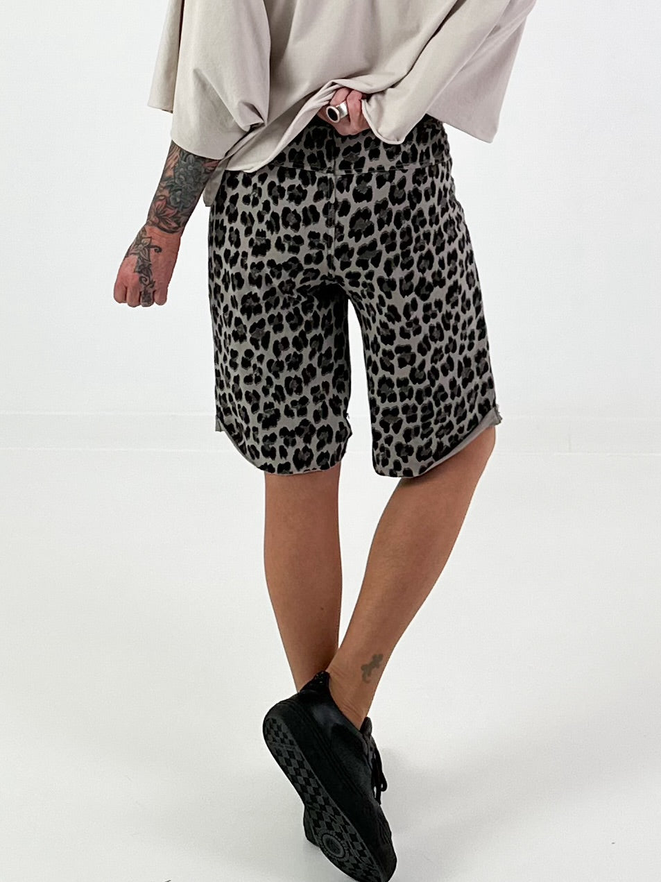 Sweat Short Leo mit Nieten - taupe