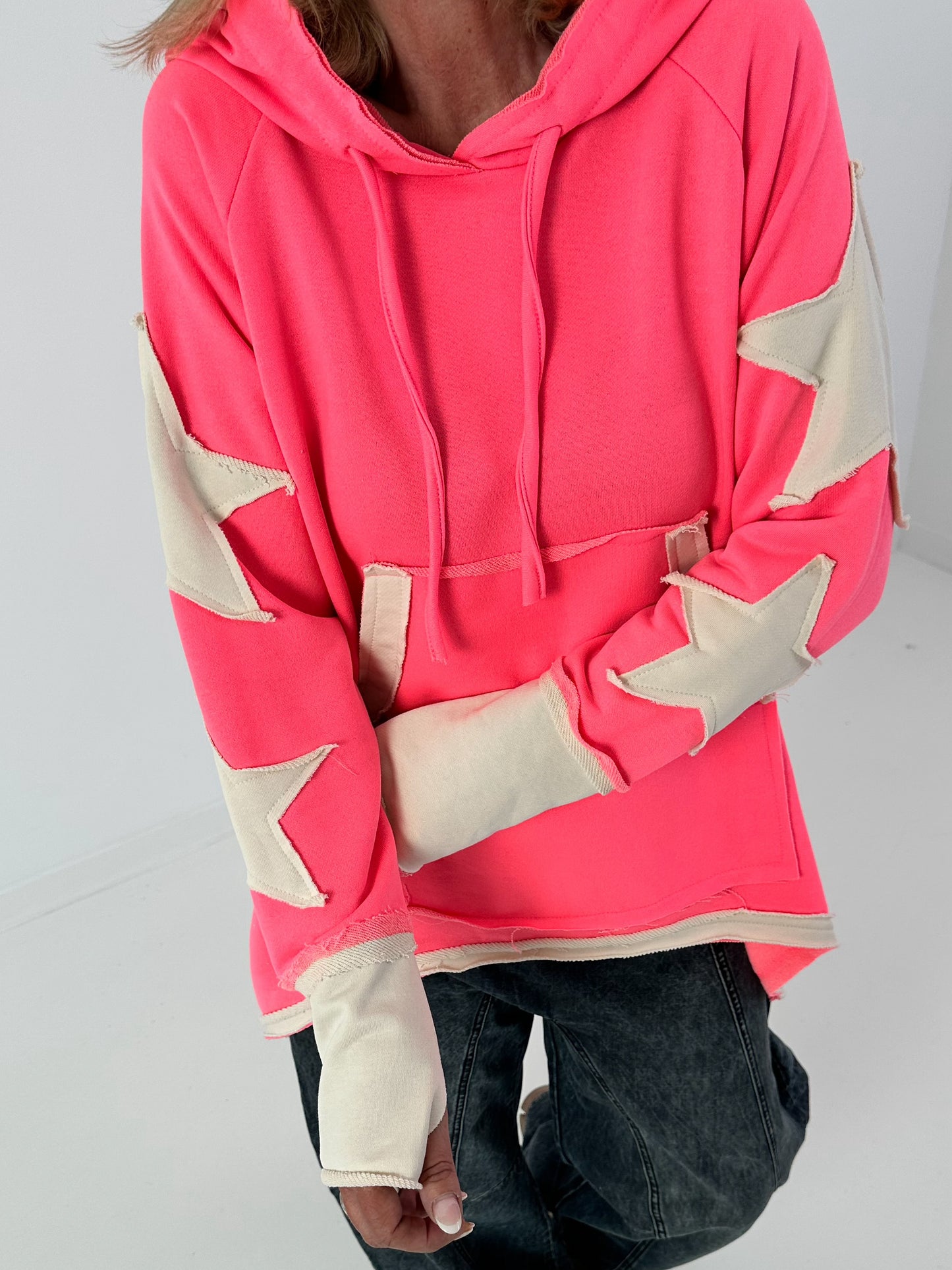 Lässiger Long Hoodie mit Daumenloch und trendigen Sternenelementen - neonpink
