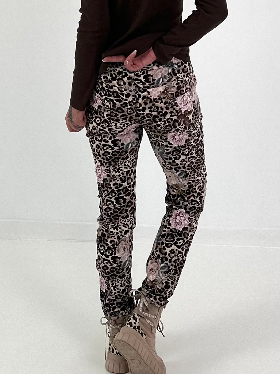 Hose in Wildleder-Optik mit Leo Print und floralem Muster - beige - mehrfarbig