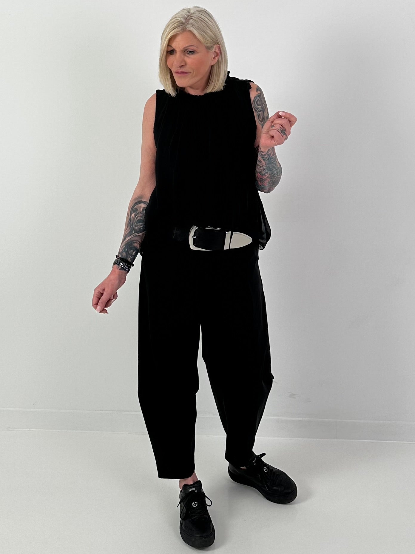 Seidentop mit Rüschenkragen und Schleife - schwarz