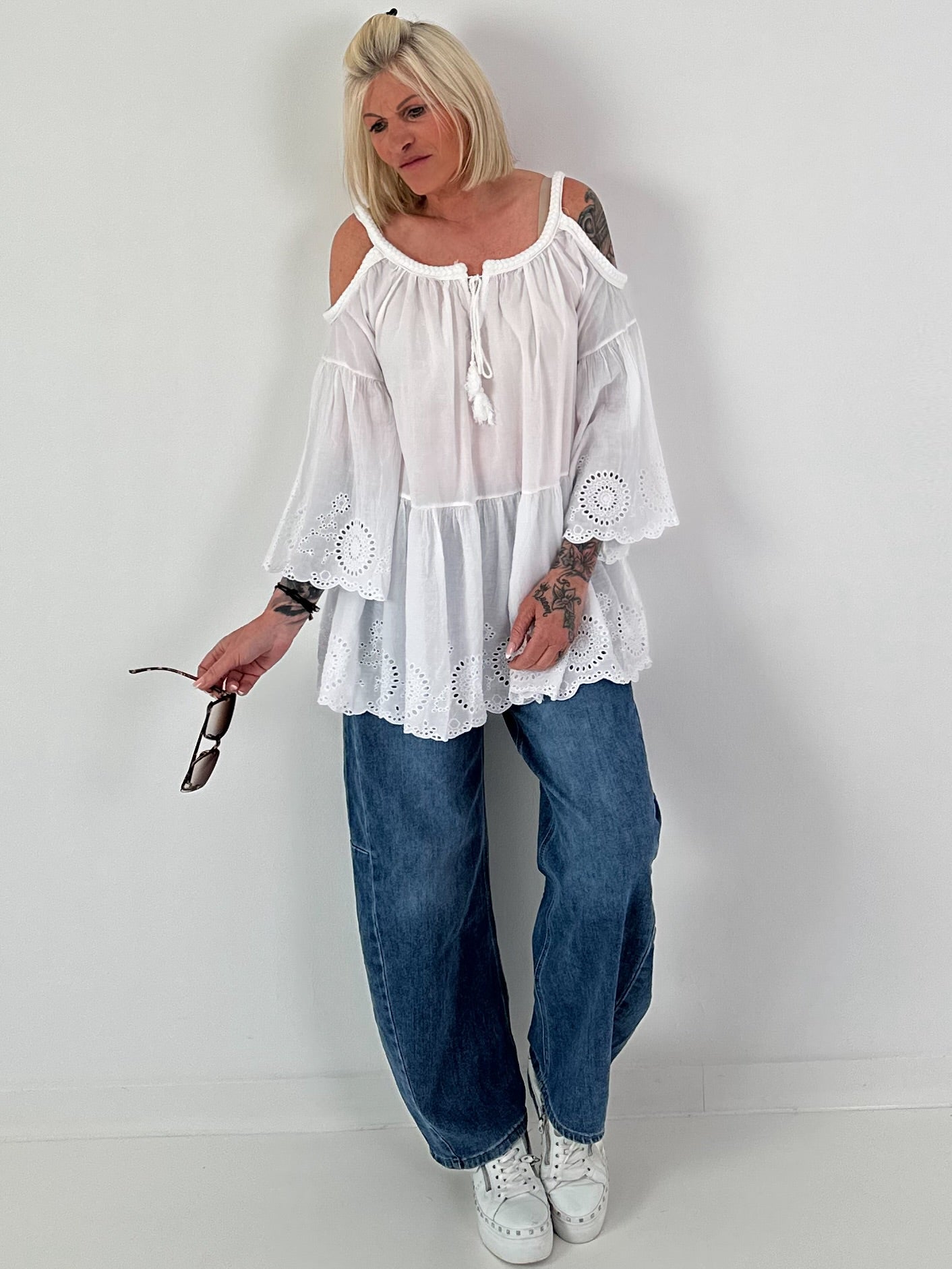 Tunika mit Lochstickerei und Off-Shoulder Cut-Outs - weiss