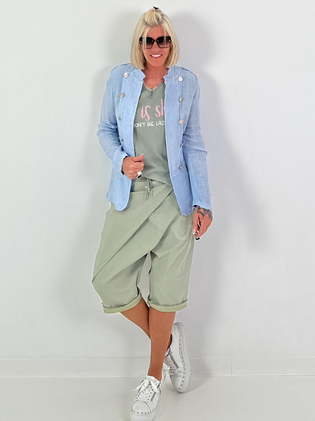 Leinen Blazer mit Zierknöpfen und Ripp-Details - hellblau