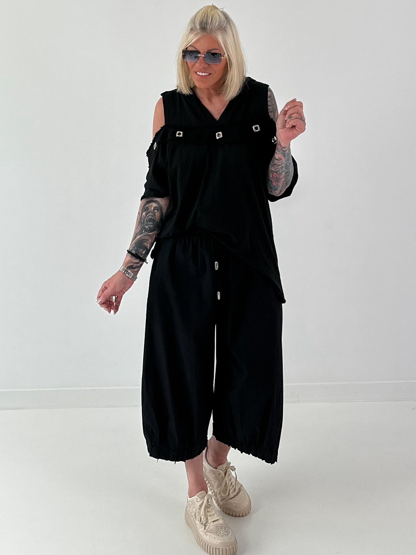 Hoodie Shirt mit Cut Out Shoulder - schwarz
