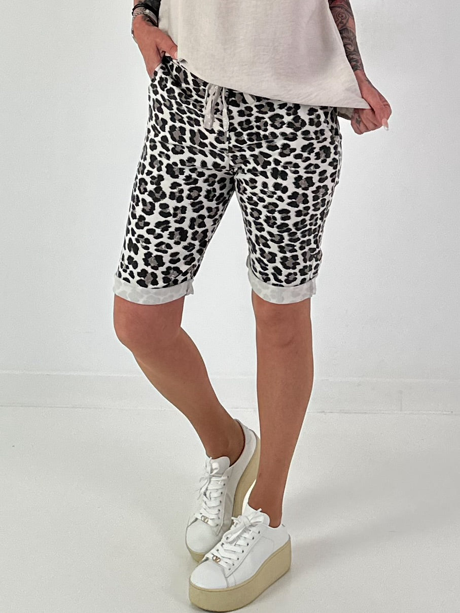 Kurze Hose im Leo Look- beige