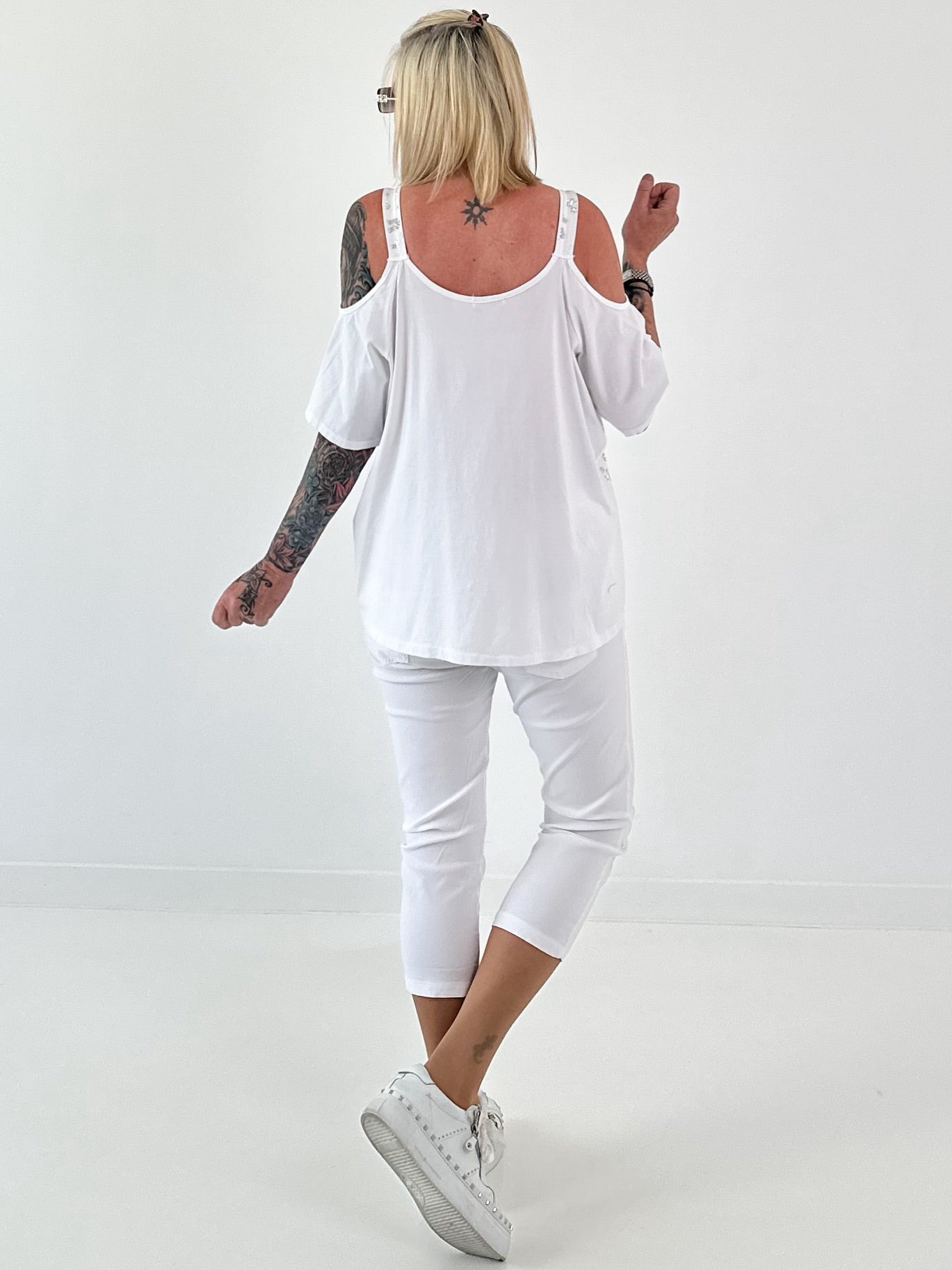 Shirt mit Cold Shoulder und Leo Strass - weiss