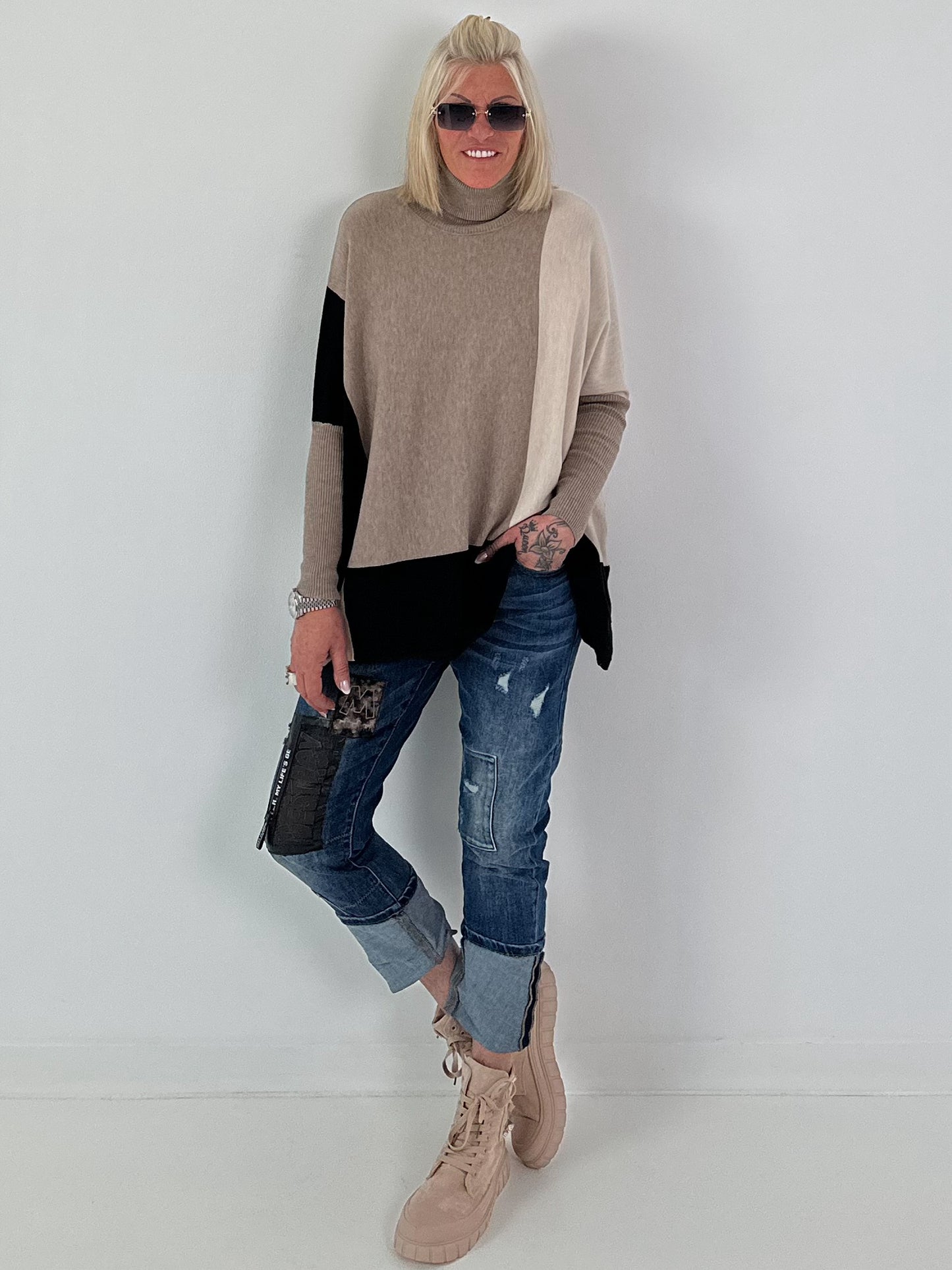 Oversized fijngebreide trui met stulpzakken – beige-taupe-zwart