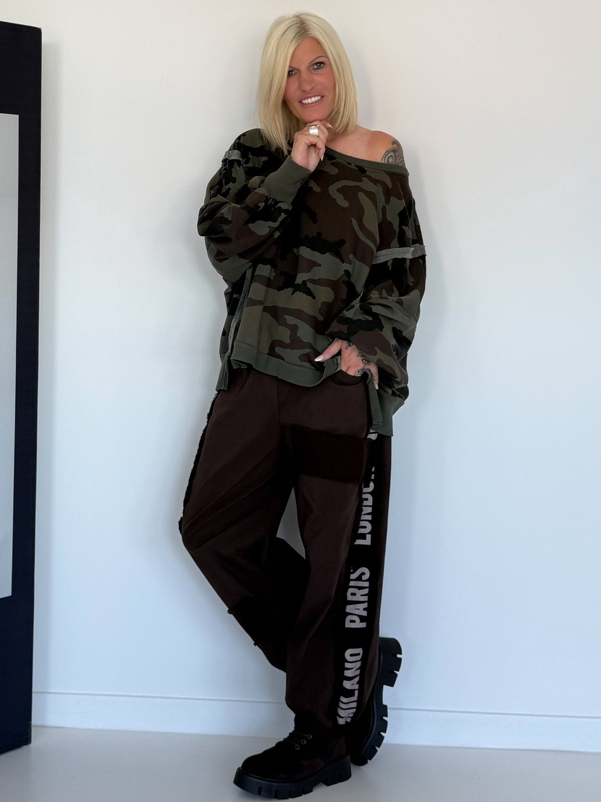 Hose mit City-Statement-Print - mokka