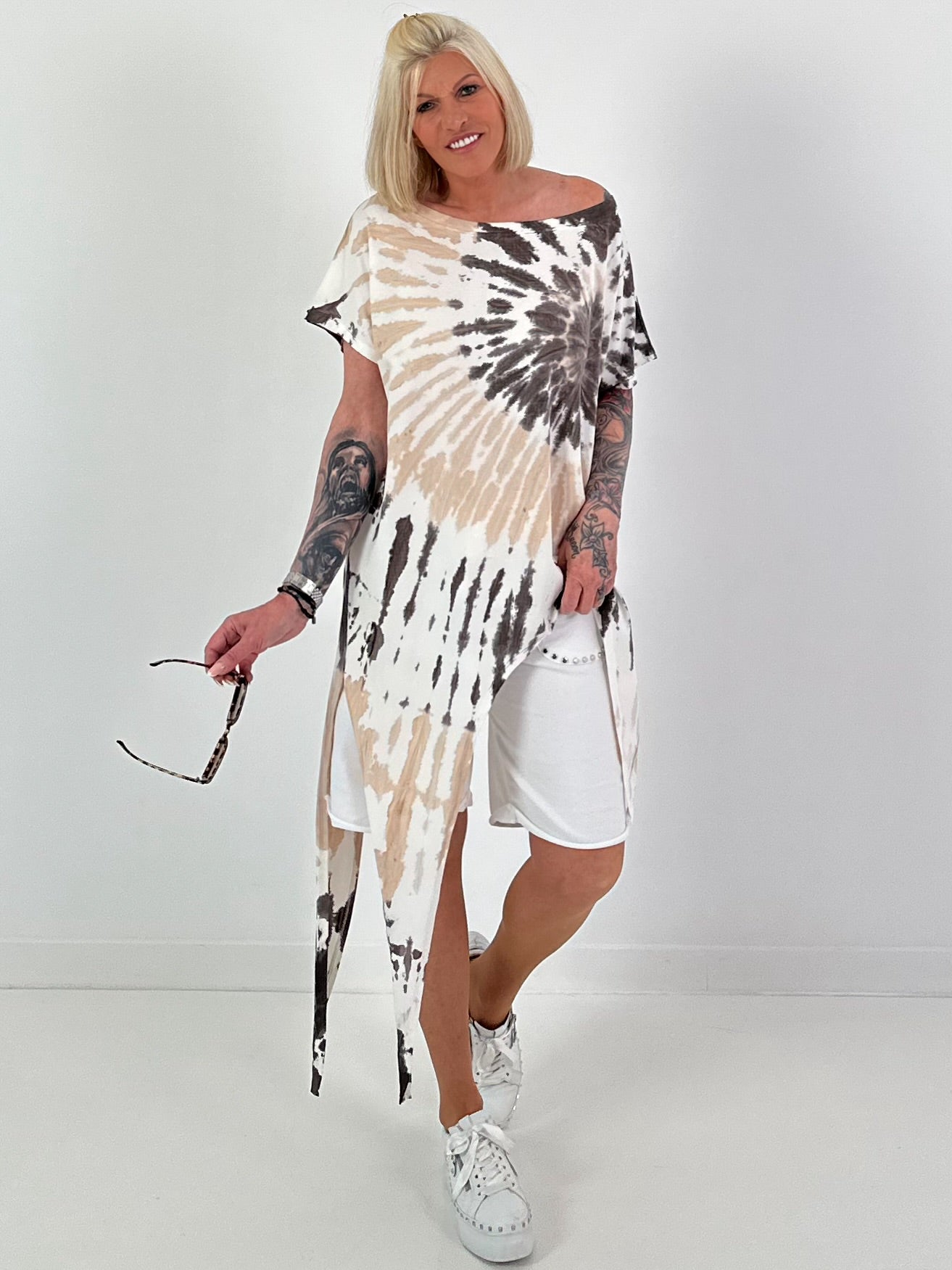 Asymmetrical batik-patterned shirt - white-beige-dark brown