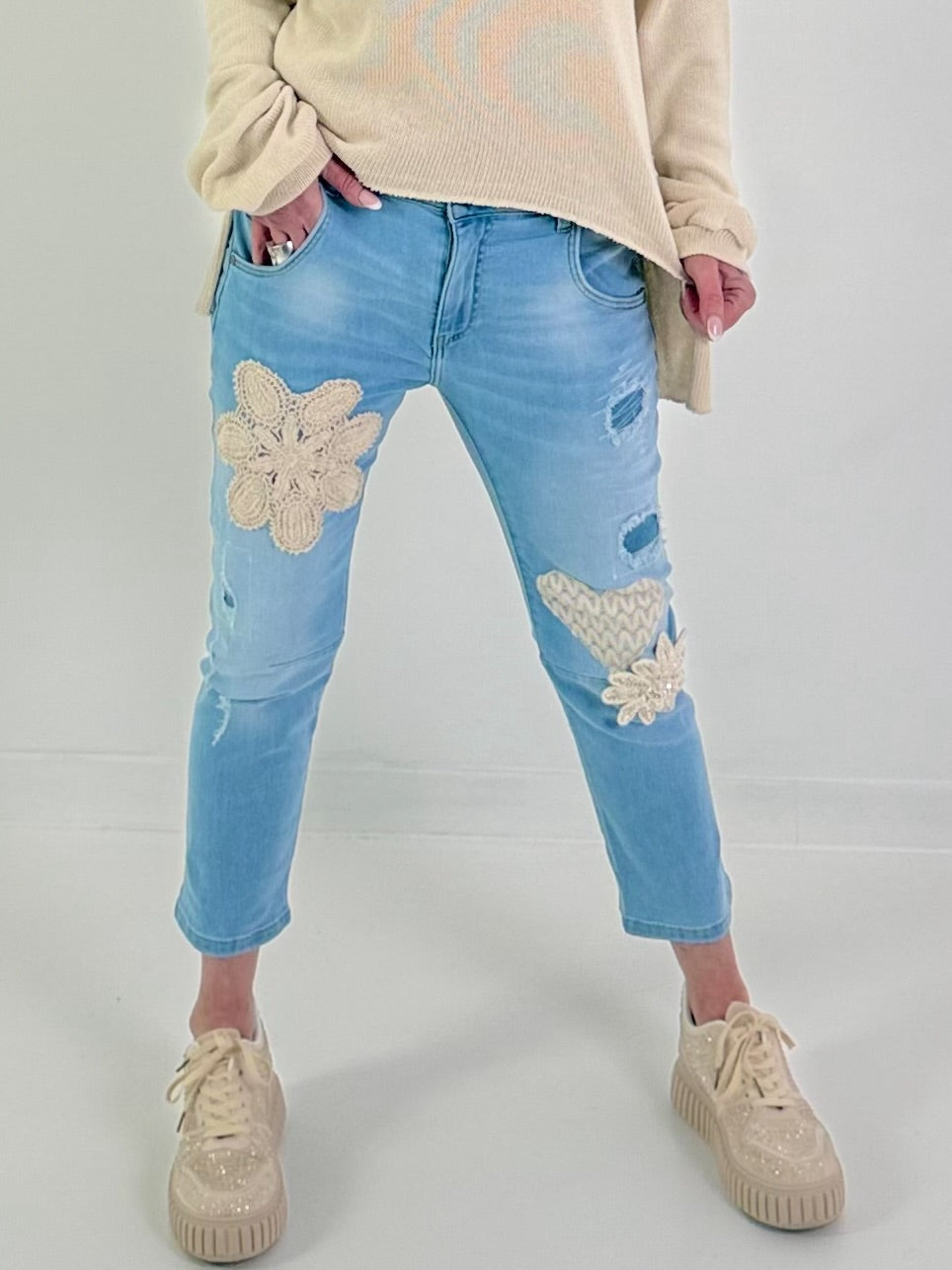 Jeans mit Häkel-Patches - denim