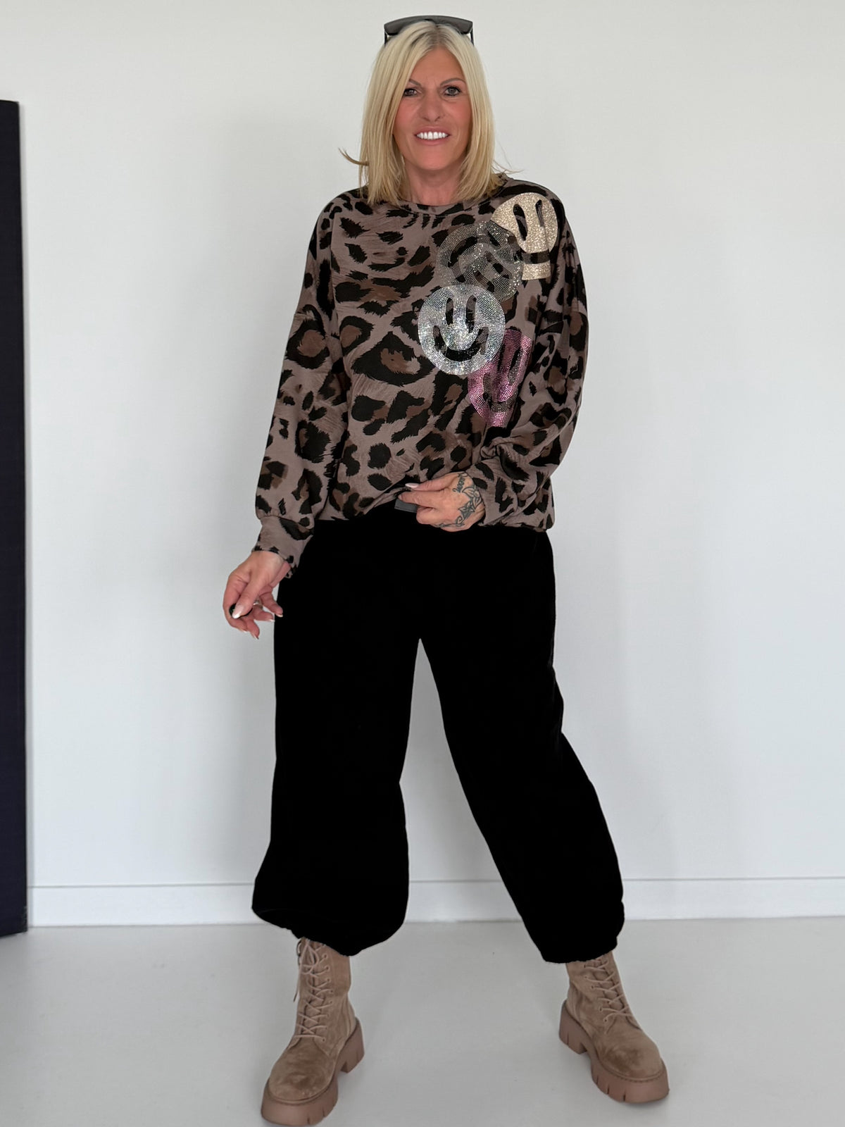 Sweater im Allover-Leo-Print mit Strass- und Glitzer Smileys - taupe-mehrfarbig