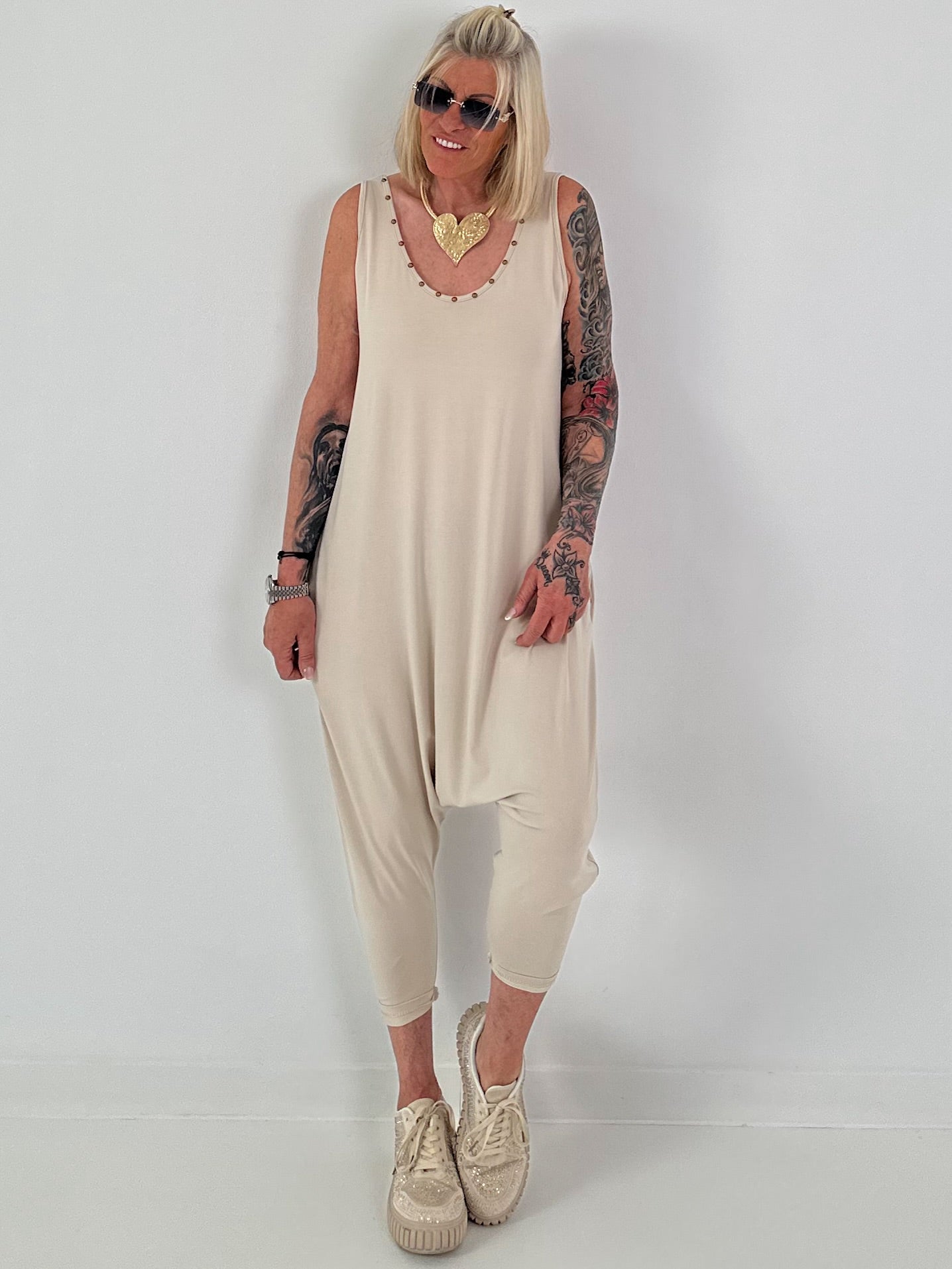 Jumpsuit mit Nieten- beige