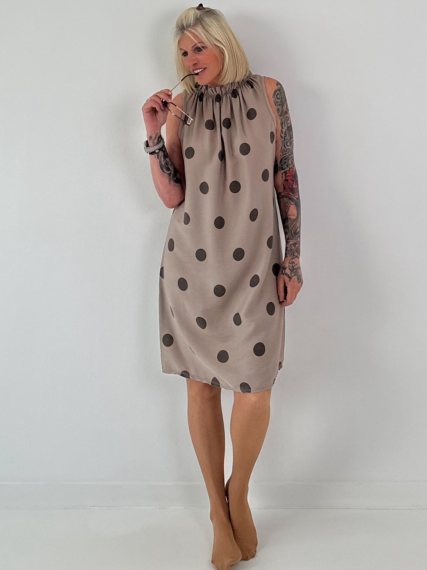 Tupfen Kleid mit Rüschenkragen - taupe