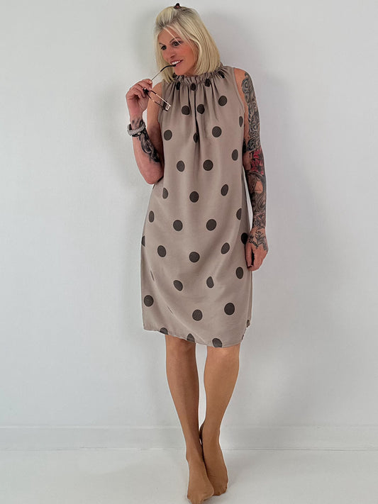 Tupfen Kleid mit Rüschenkragen - taupe