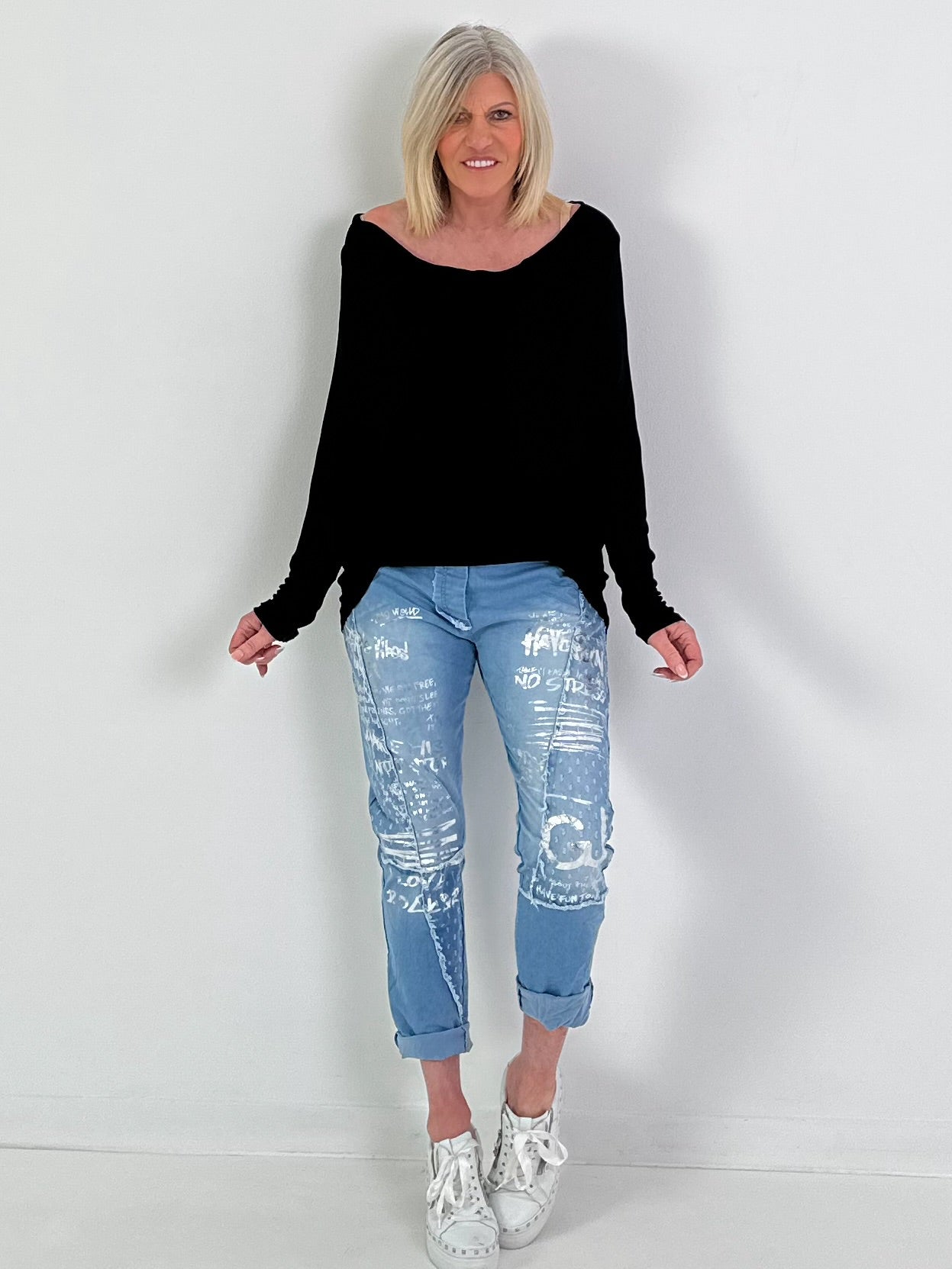 Zwarte blouse met watervalhals.