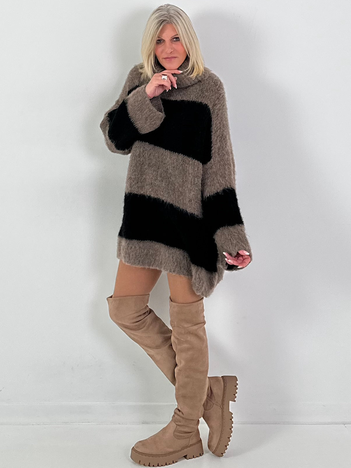 Long pullover/dress model "Velvet Flow" - black-taupe