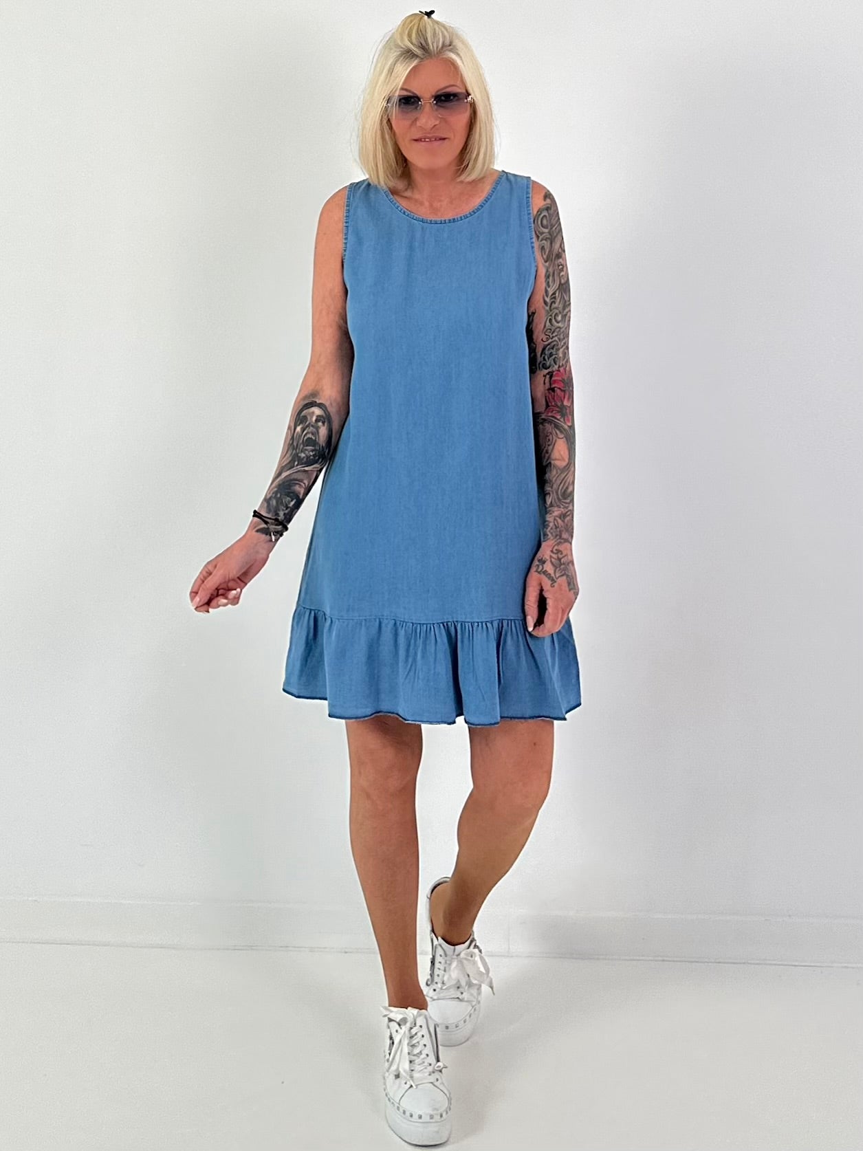 Light denim dress with flounce - blue