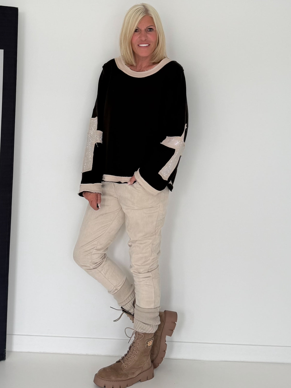 Oversized Sweater mit Strasskreuz - schwarz-beige