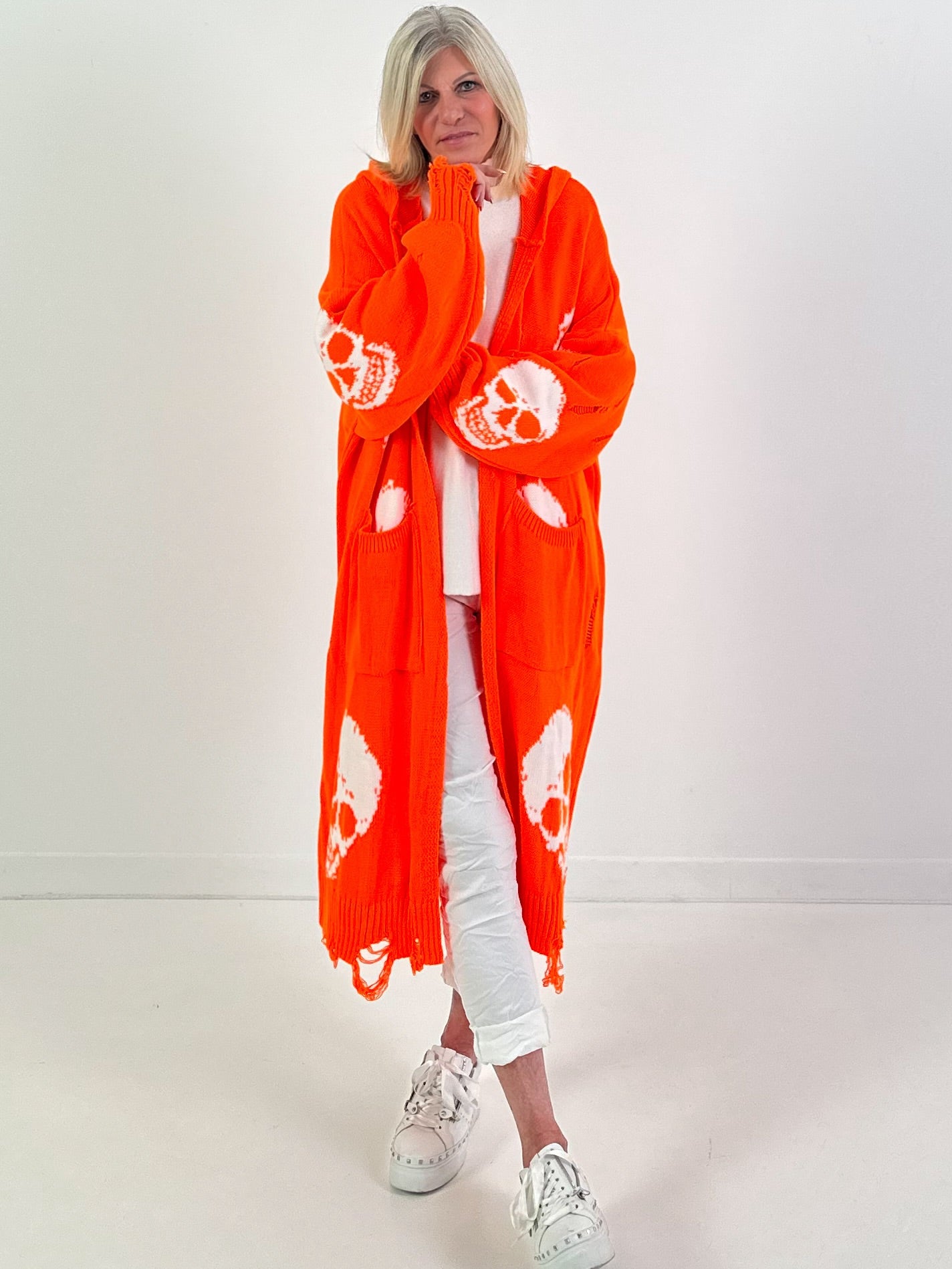 Oversized Strickmantel mit Kapuze Modell "Skull" - orange-weiss