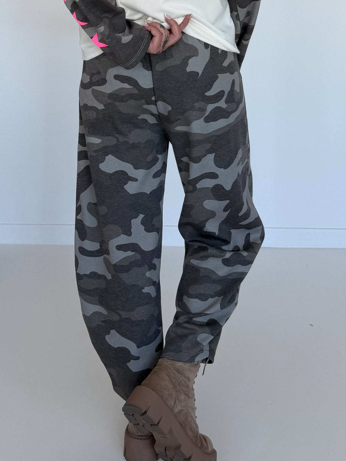 Sweatpants with camouflage print - taupe-multicoloured