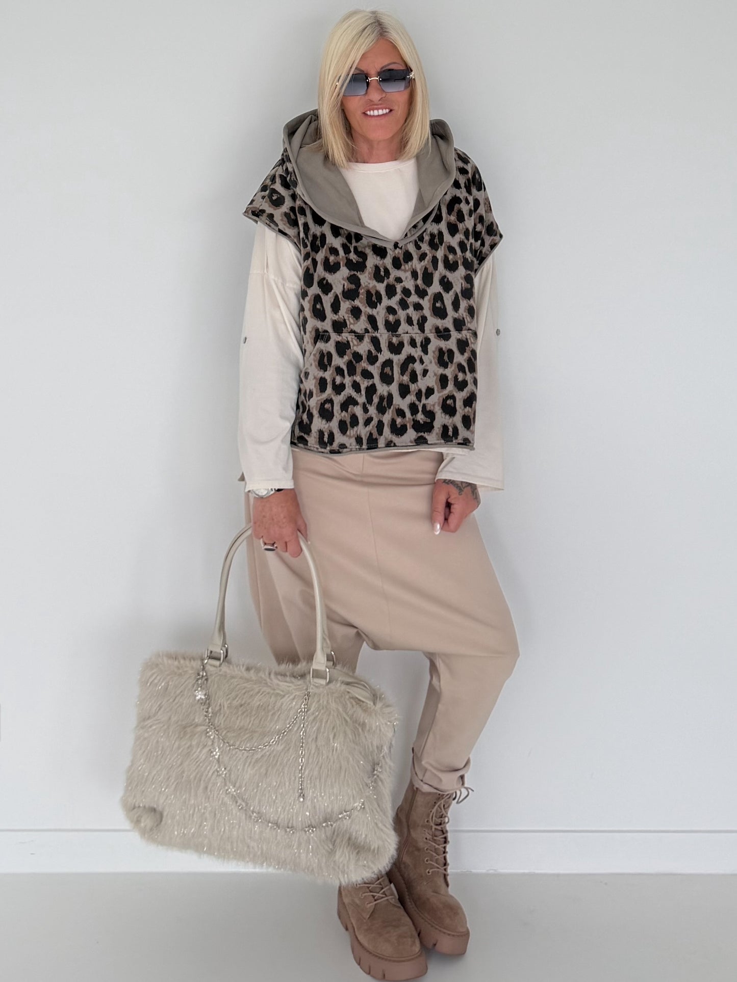 Kurzarm-Hoodie mit All Over Leo-Print - taupe ( lieferbar ab ca. 28.08.26)