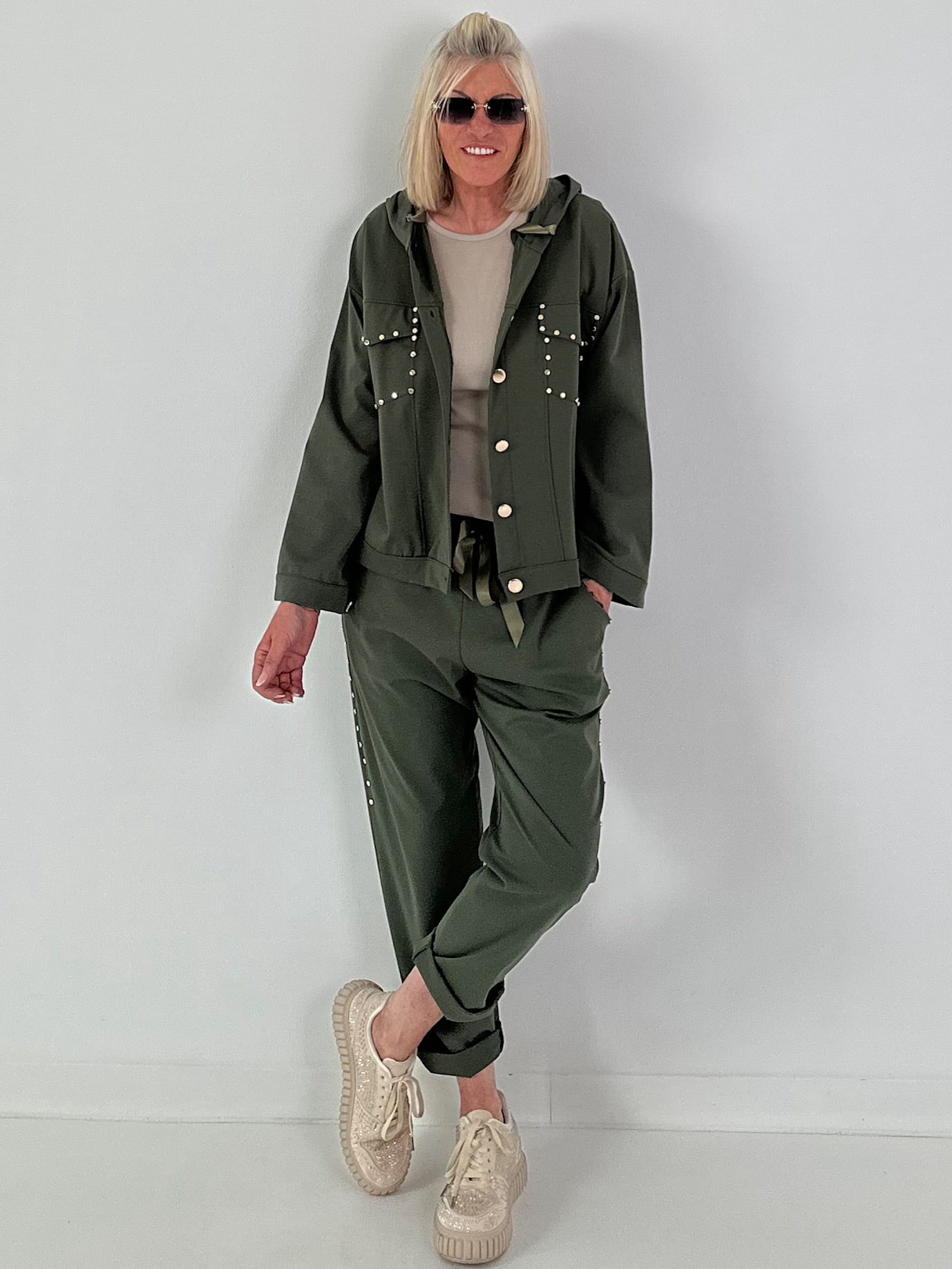 Jacke mit goldenen Nieten-Details - oliv