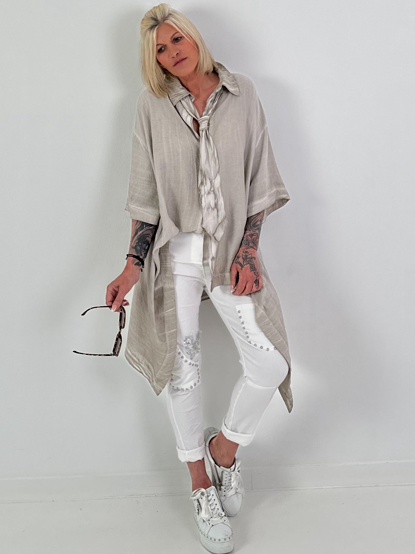 Oversized Bluse asymmetrisch mit Krawatte - taupe