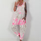 Batik Jumpsuit mit aufgesetzten Cut-Out Taschen - weiss-neonpink-beige