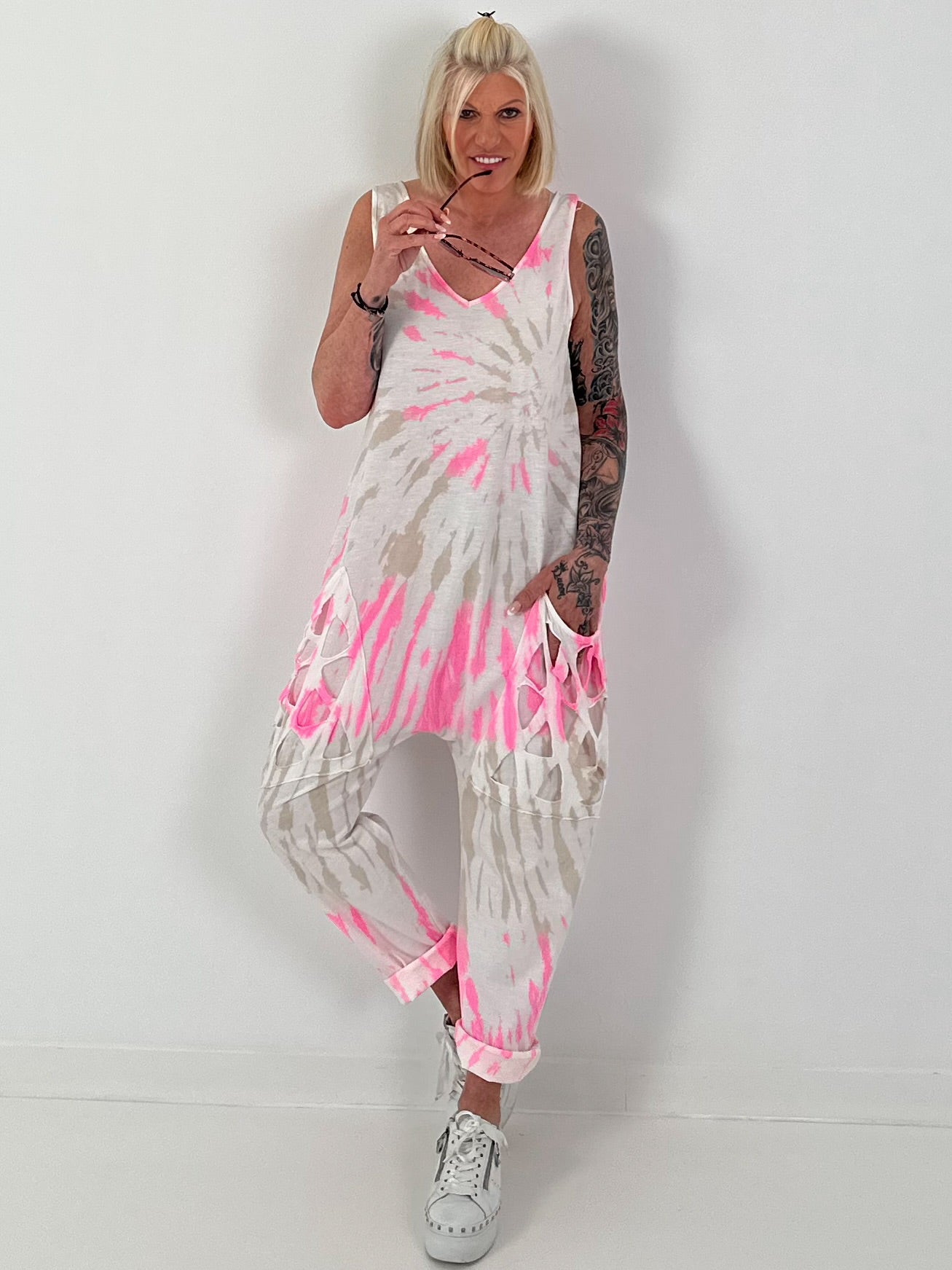 Batik Jumpsuit mit aufgesetzten Cut-Out Taschen - weiss-neonpink-beige