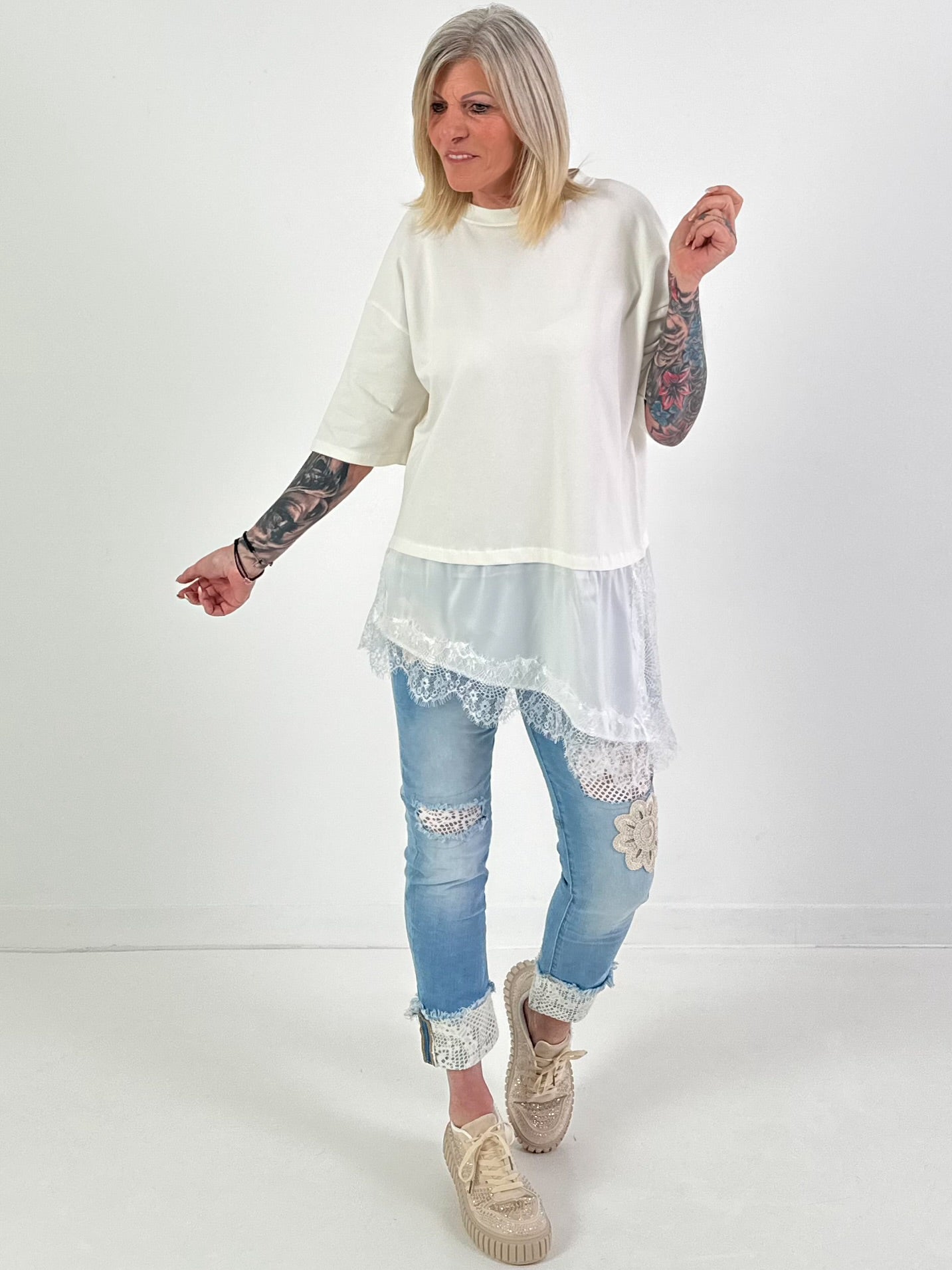 Shirt Modell "Layered Grace" - offwhite