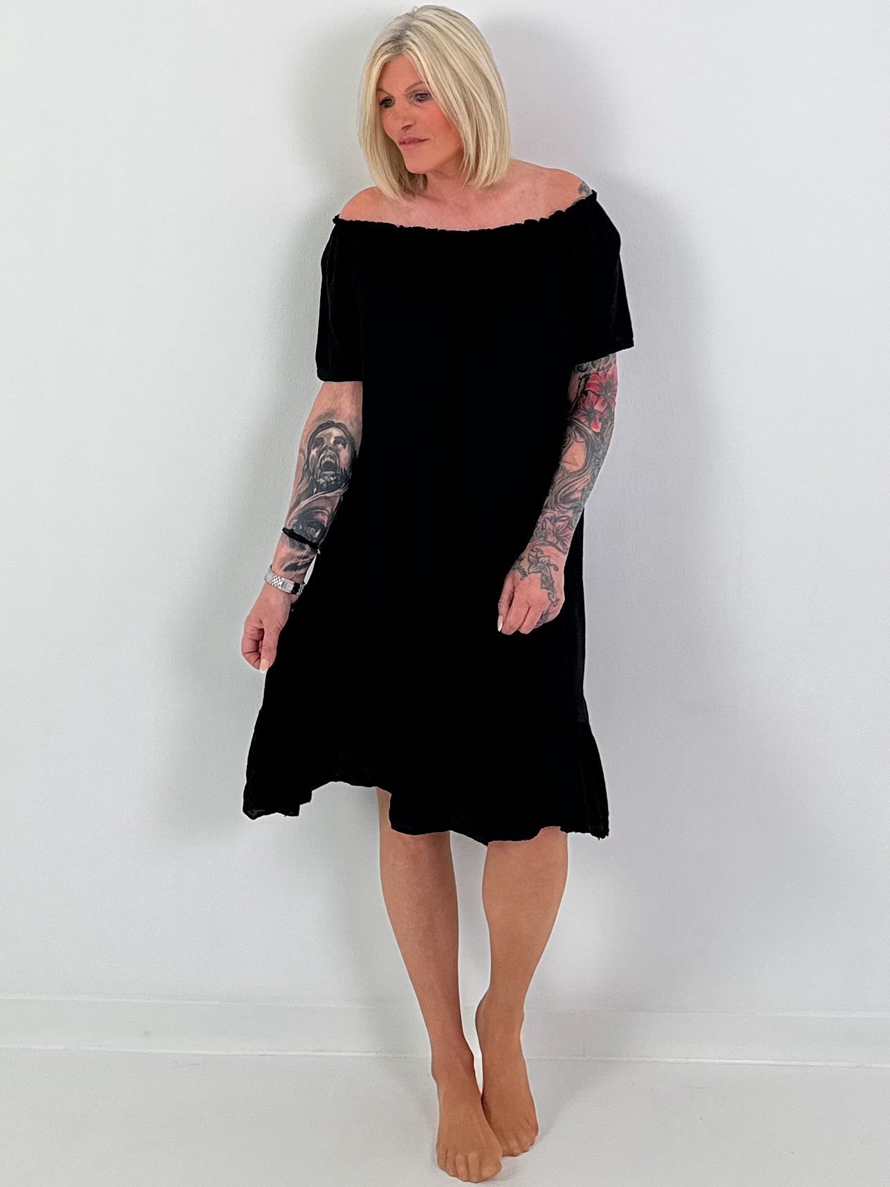 Dress with short sleeves and flounce - black