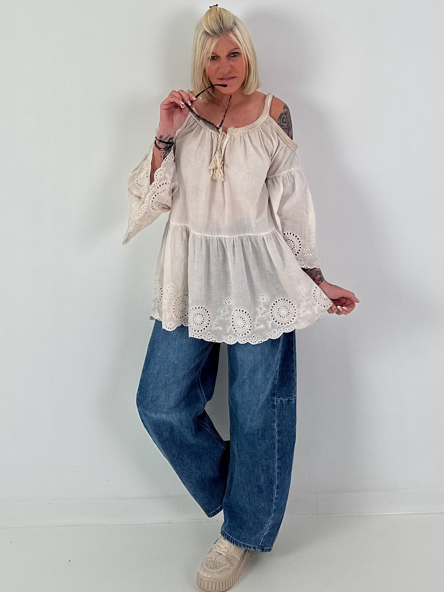 Tunika mit Lochstickerei und Off-Shoulder Cut-Outs - beige