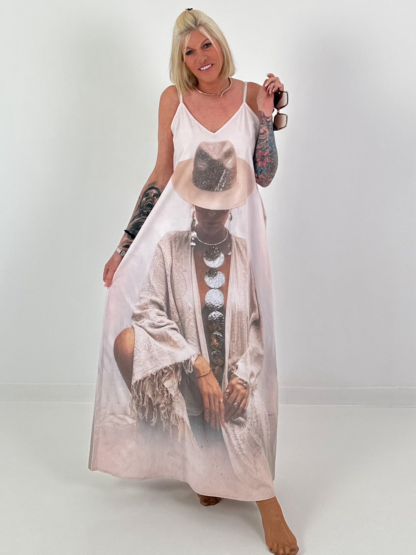 Long dress with a printed design and side pockets - beige-multicoloured