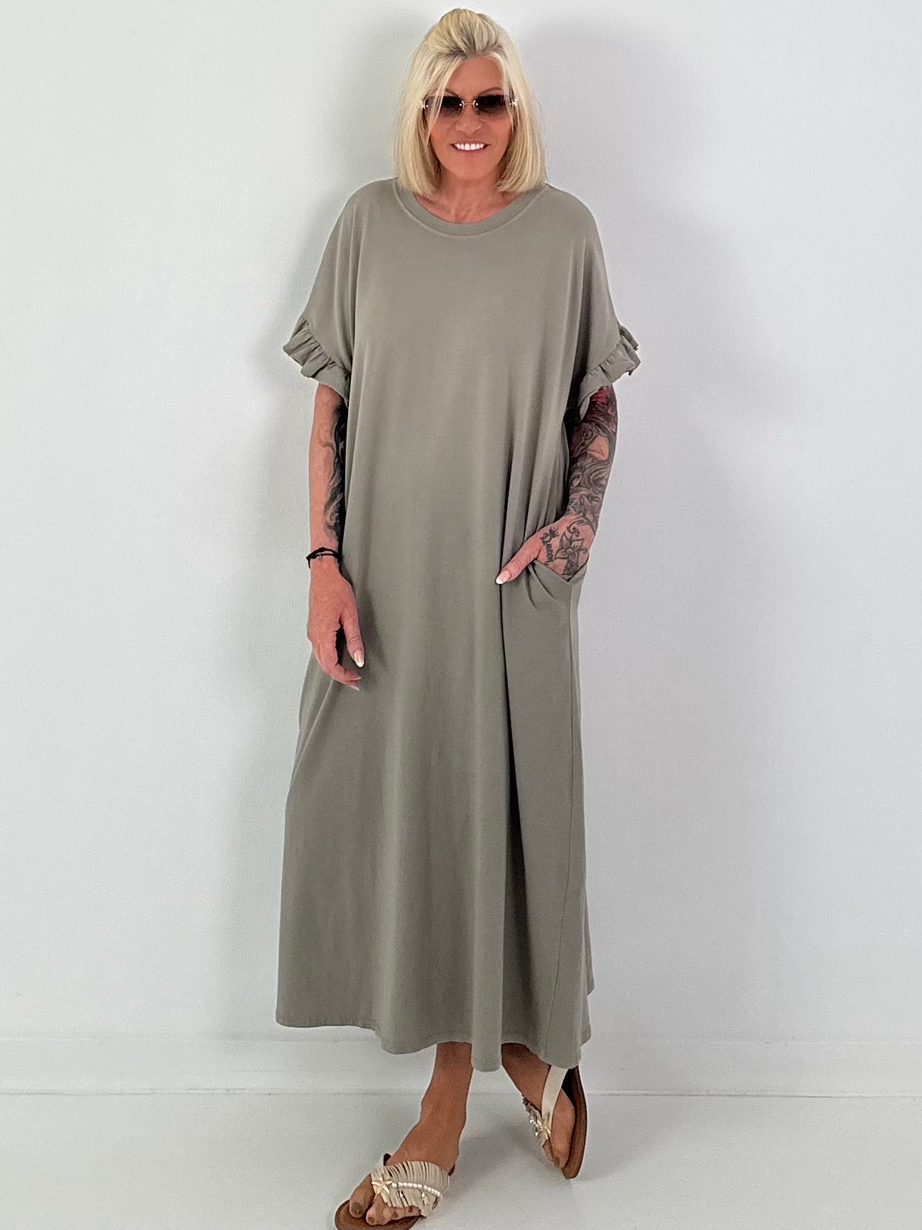 Langes Kleid mit kurzen Rüschen-Ärmeln - taupe