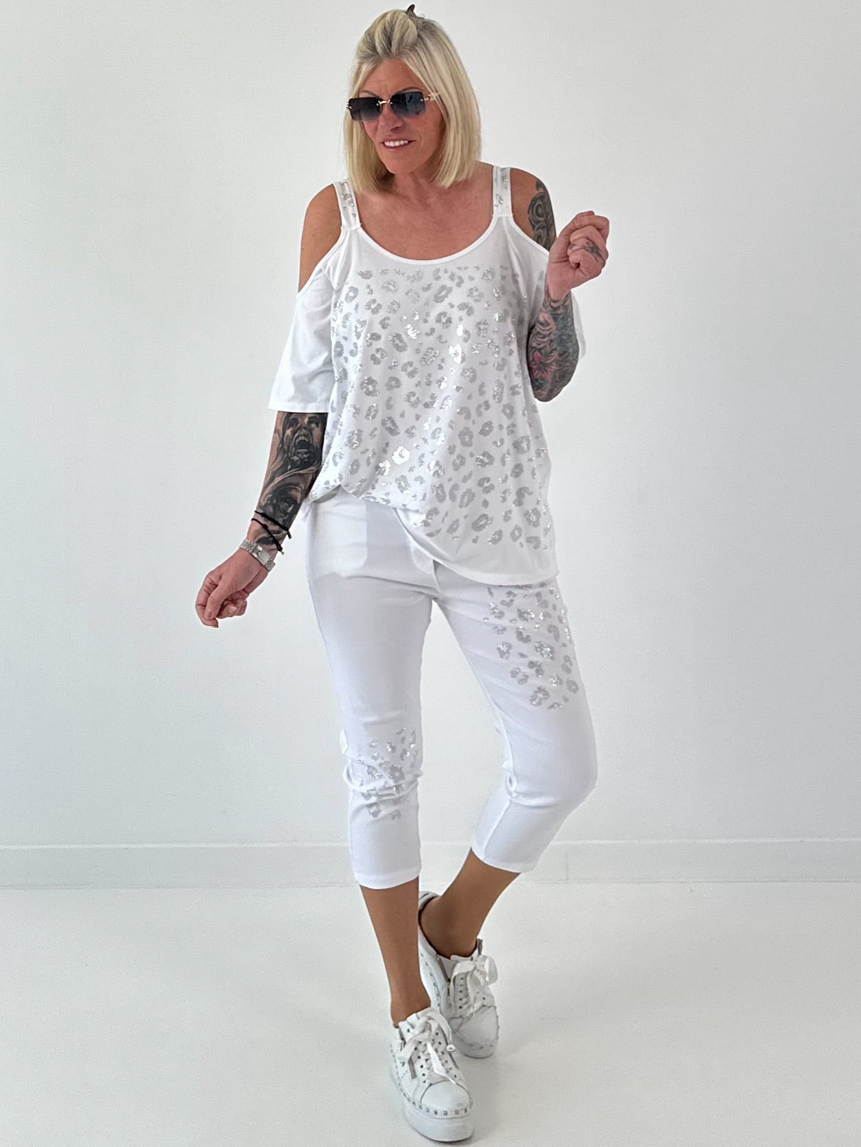 Shirt mit Cold Shoulder und Leo Strass - weiss