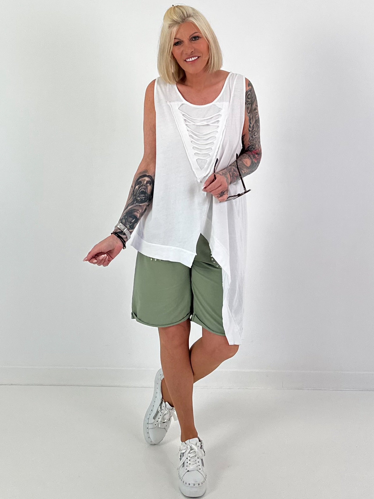 Top with cut-out and asymmetrical hem - white