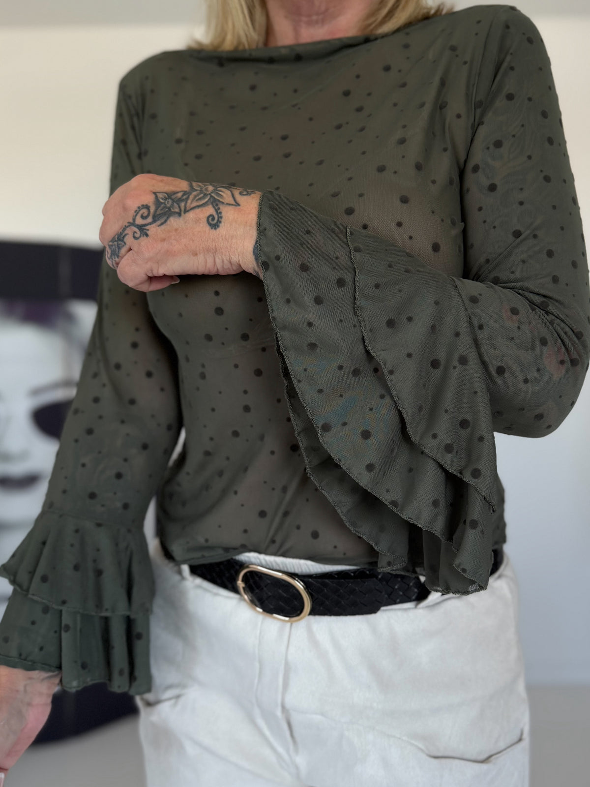 Mesh Shirt mit Punkten und Volantärmeln - oliv