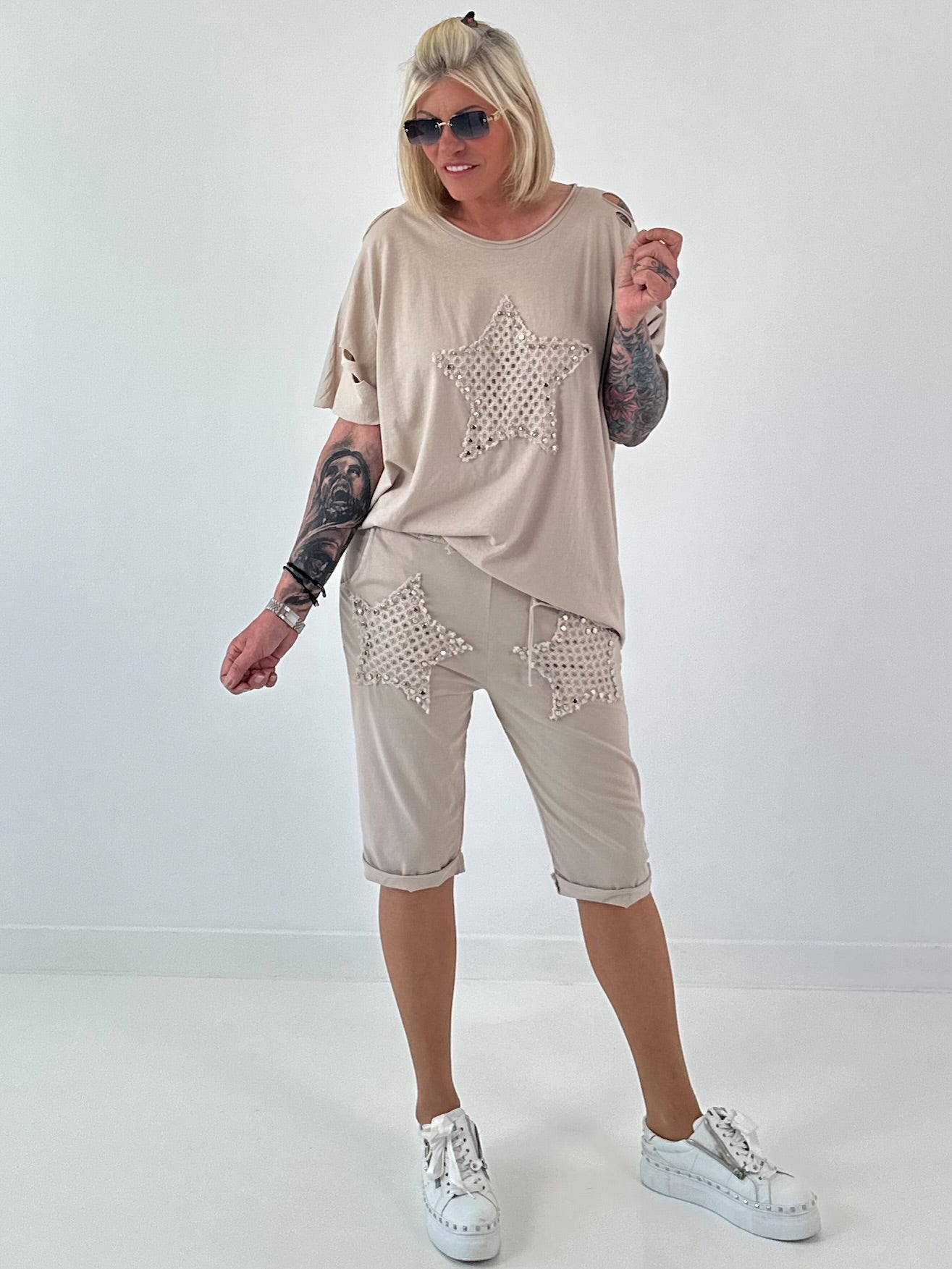 T-Shirt mit Häkelstern-Nieten-Cut-Outs - beige