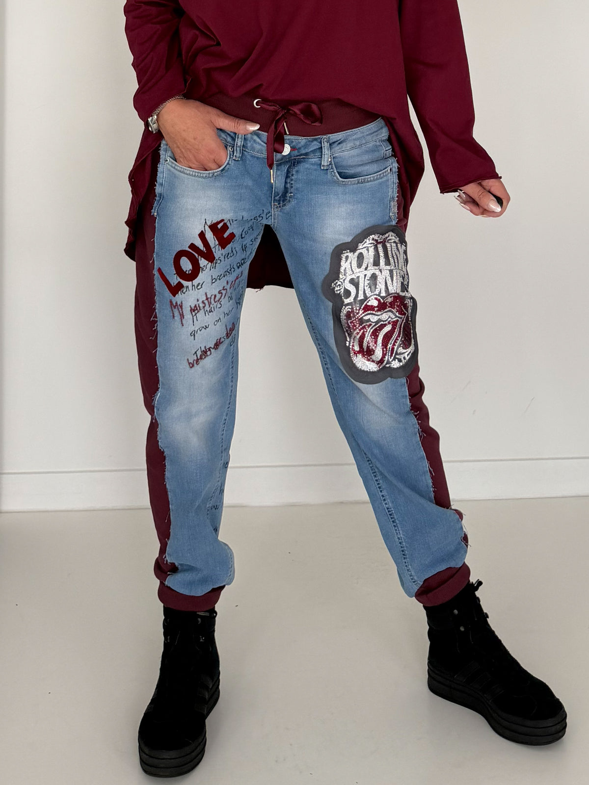 Jogg-Jeans im Used Look Love & Rock - denim-burgundi
