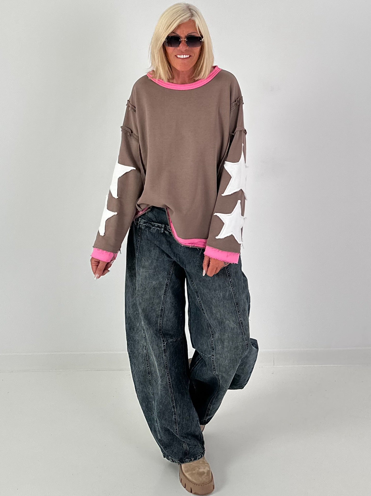 Sweatshirt with trendy star elements - taupe