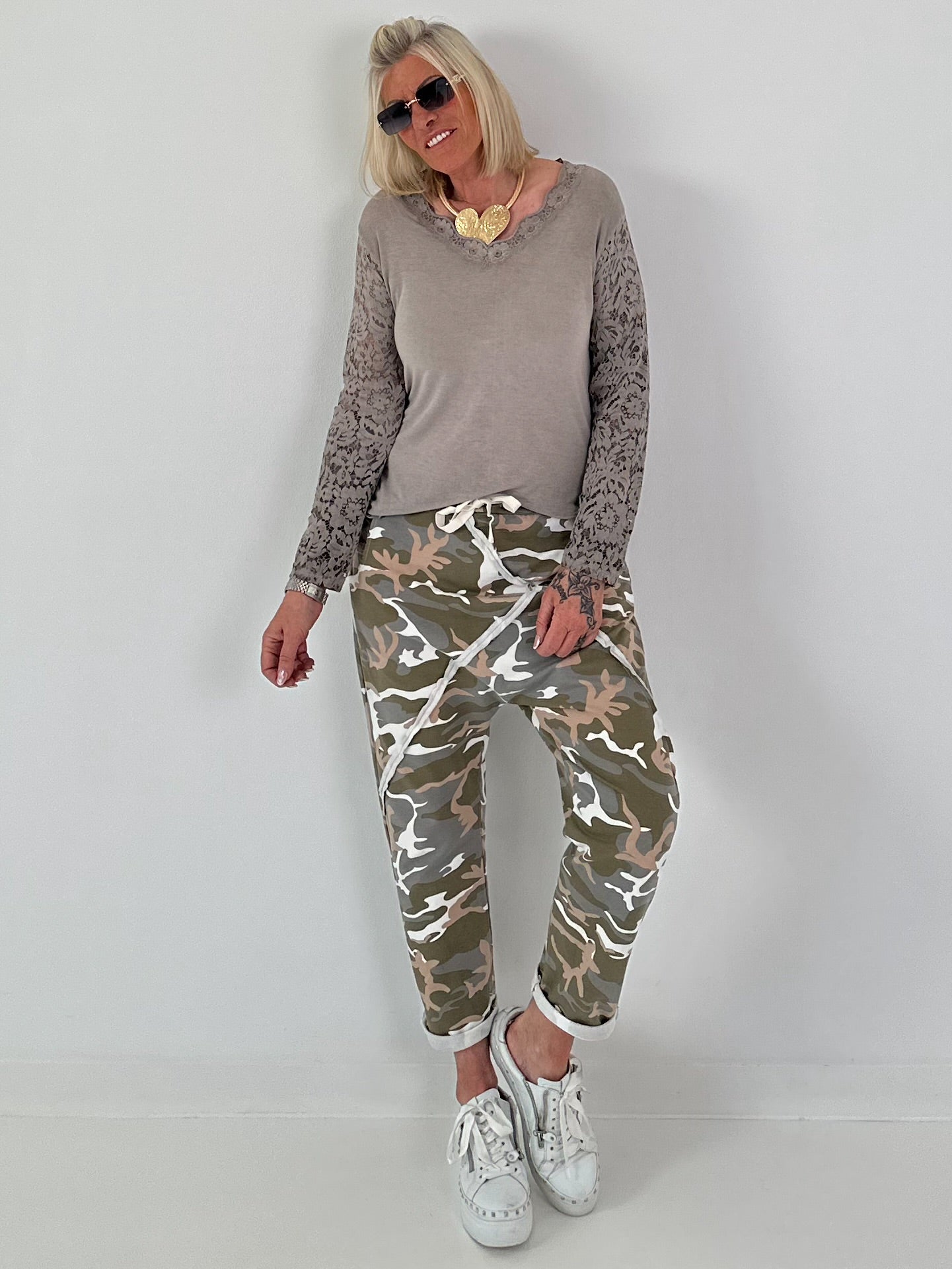 Shirt mit Spitzenarm - taupe