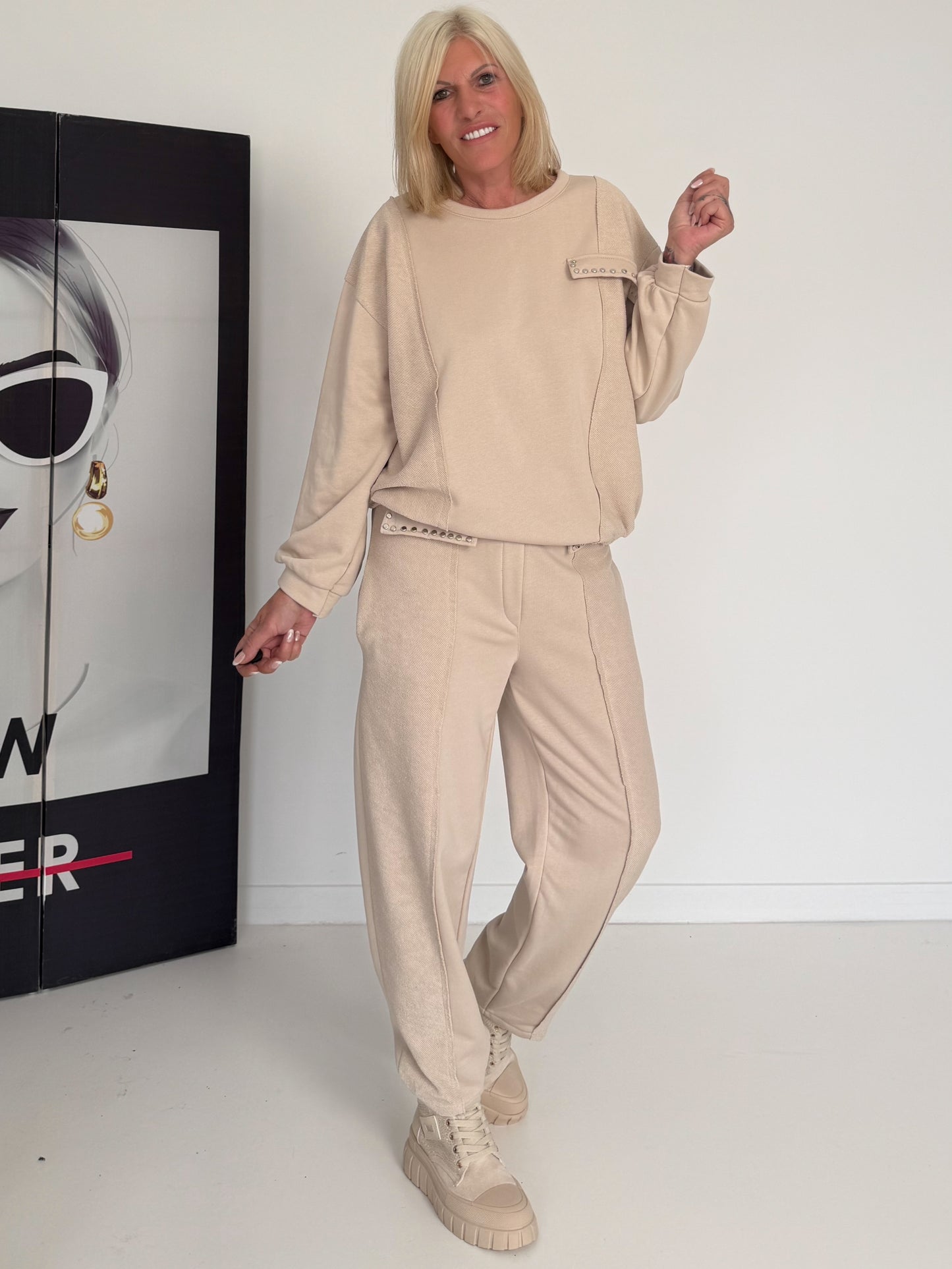 Trendiger Zweiteiler mit Nieten-Details - beige