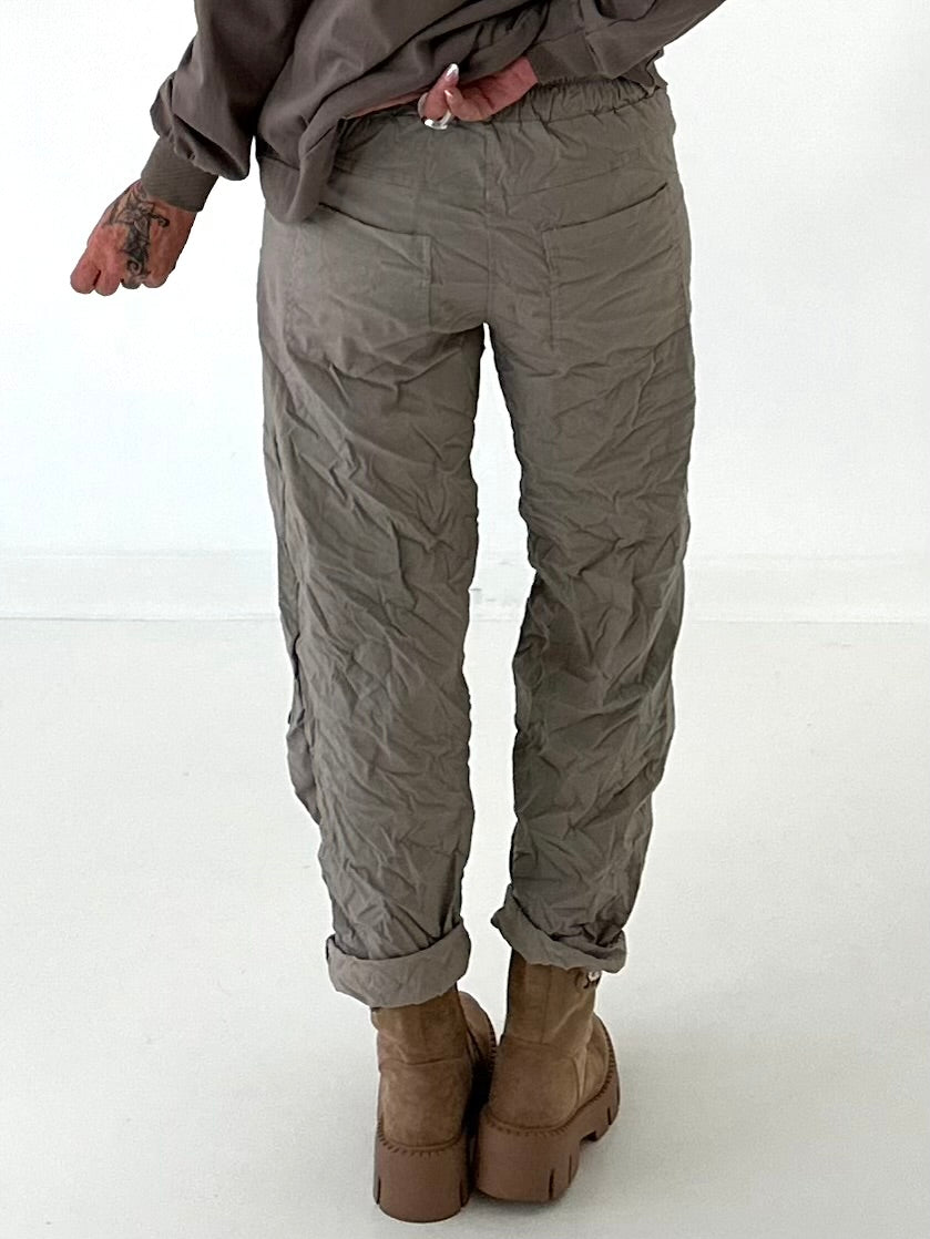 Hose mit elastischem Bund und Knopfleiste quer - taupe