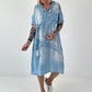 Jeans Kleid mit Kapuze und cold shoulder Details - hellblau