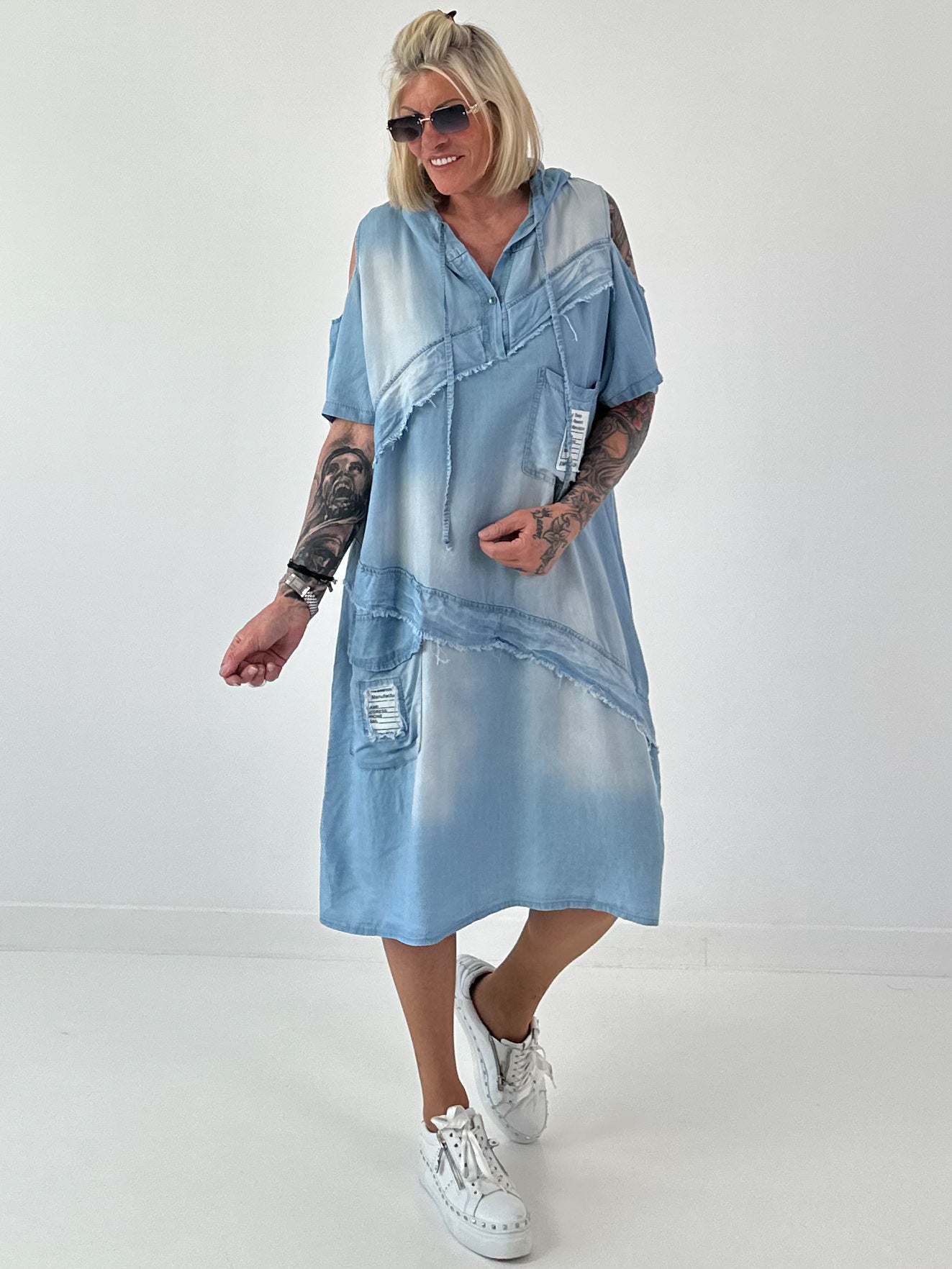 Jeans Kleid mit Kapuze und cold shoulder Details - hellblau