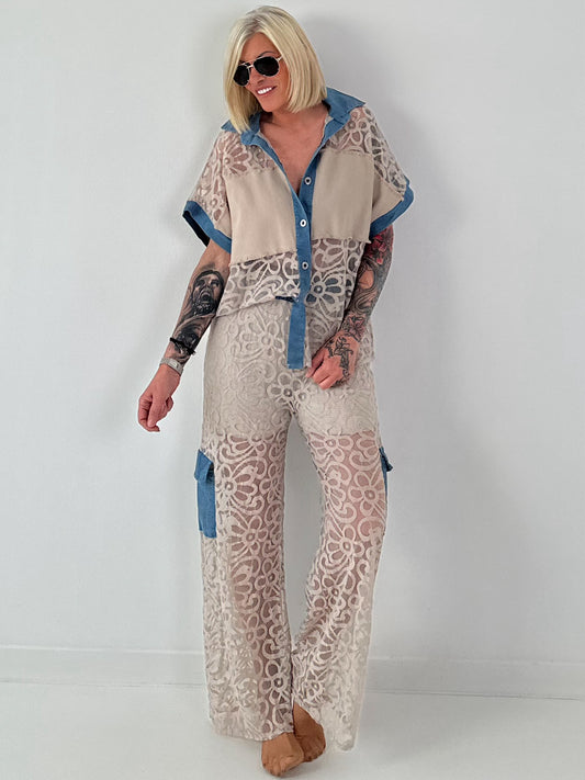Ausgefallener Zweiteiler mit aufwendigen Denim Details- beige