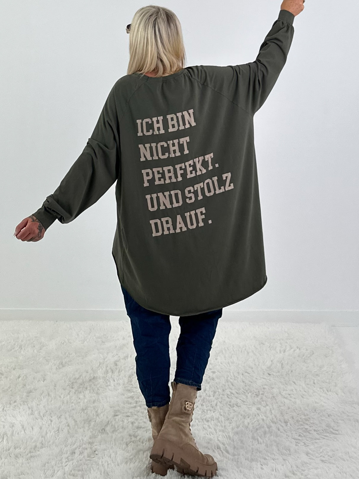 Oversized Shirt mit Statement Spruch auf dem Rücken - oliv