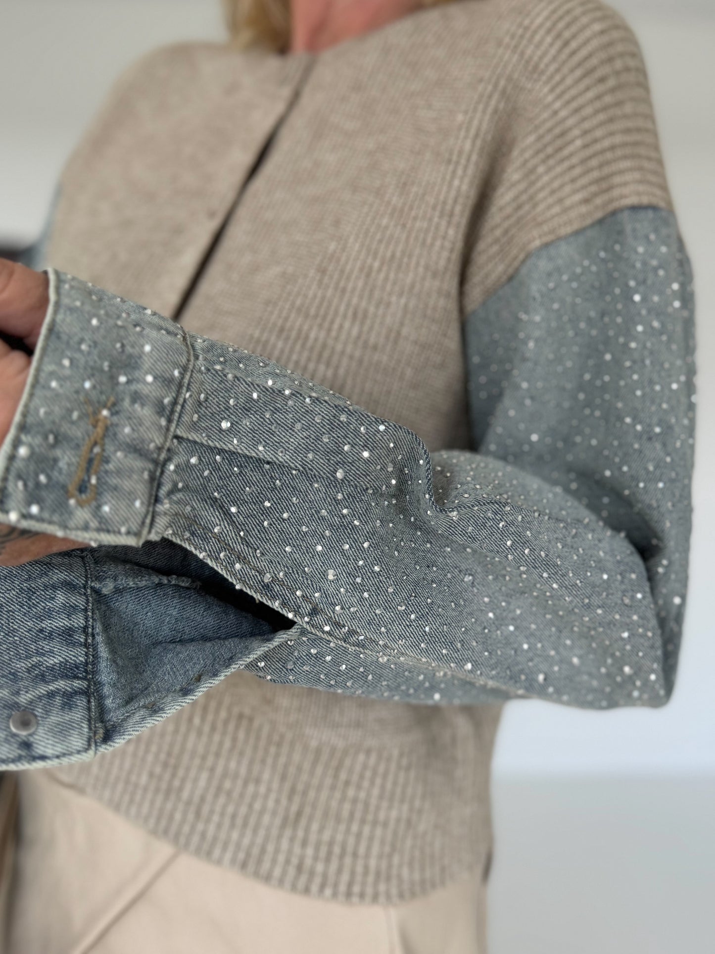Strickjacke mit strassbesetzten Denim-Ärmeln - beige-denim
