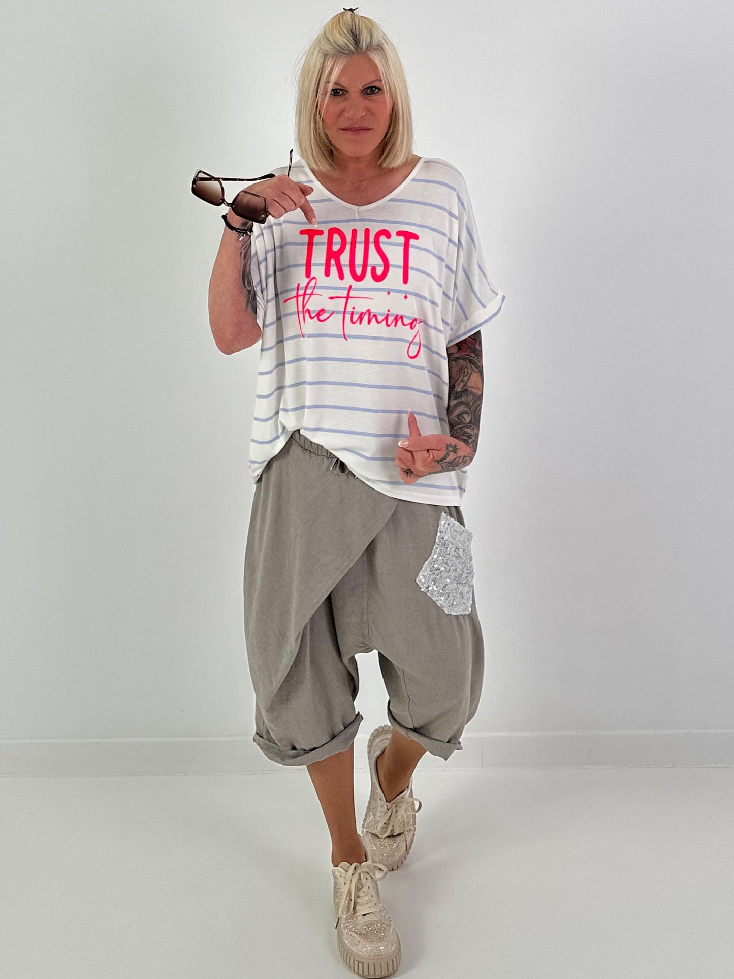 T-Shirt Trust the Timing - ecru-hellblau