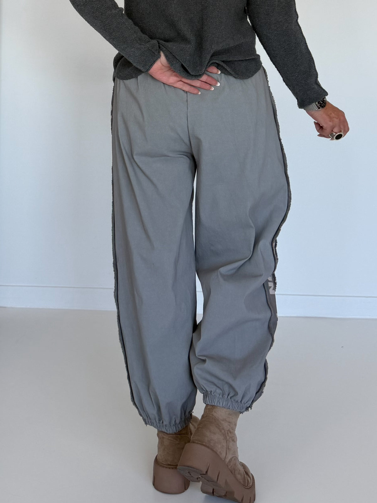 Hose mit City-Statement-Print - grau